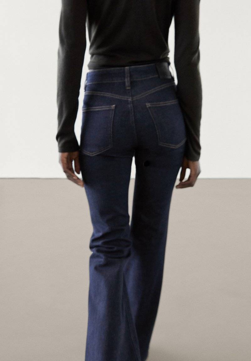 Massimo Dutti Massimo Dutti HIGH-WAIST - Flared Jeans - mottled dark blue Begrenzt auf 3 Tage