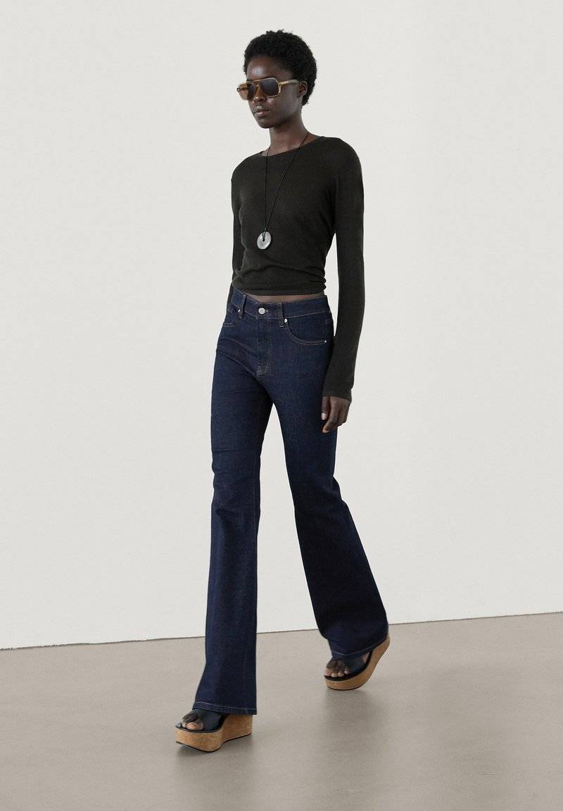 Massimo Dutti Massimo Dutti HIGH-WAIST - Flared Jeans - mottled dark blue Begrenzt auf 3 Tage