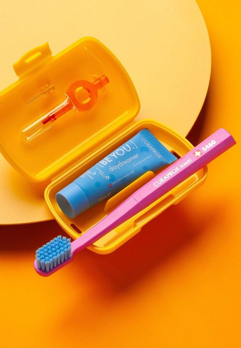 Curaprox Curaprox TRAVEL SET - Bath and body set - yellow Fabrikpreis