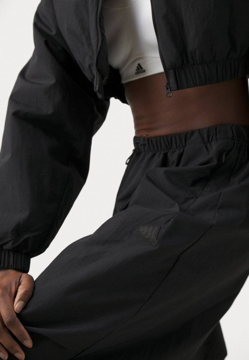 adidas Sportswear adidas Sportswear CITY ESCAPE WOVEN PARACHUTE - Trousers - black Top Angebot
