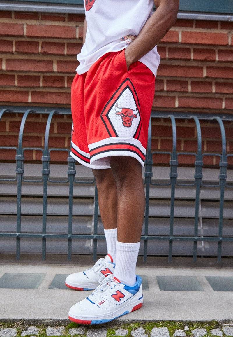 Mitchell & Ness Mitchell & Ness NBA CHICAGO BULLS SWINGMAN SHORT - Sports shorts - red