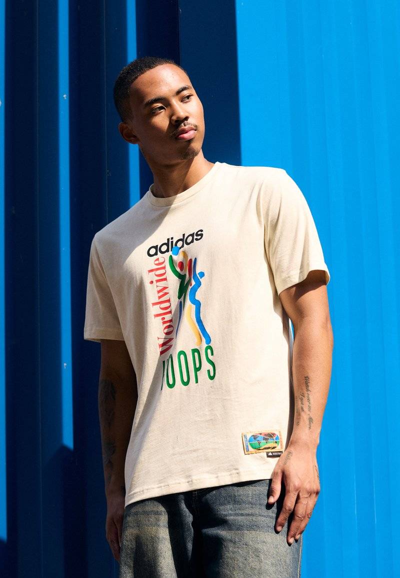 adidas Performance adidas Performance WORLDWIDE HOOPS TEE - Print T-shirt - ivory Saisonale Angebote