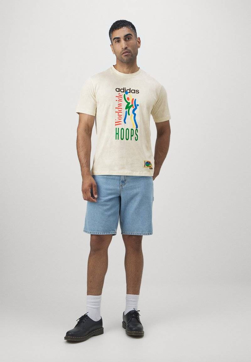 adidas Performance adidas Performance WORLDWIDE HOOPS TEE - Print T-shirt - ivory Saisonale Angebote