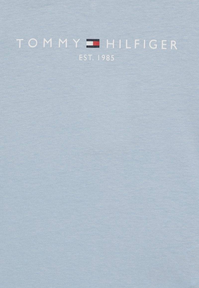 Tommy Hilfiger Tommy Hilfiger ESSENTIAL TEE UNISEX - Print T-shirt - breezy blue Letzte 2 Tage