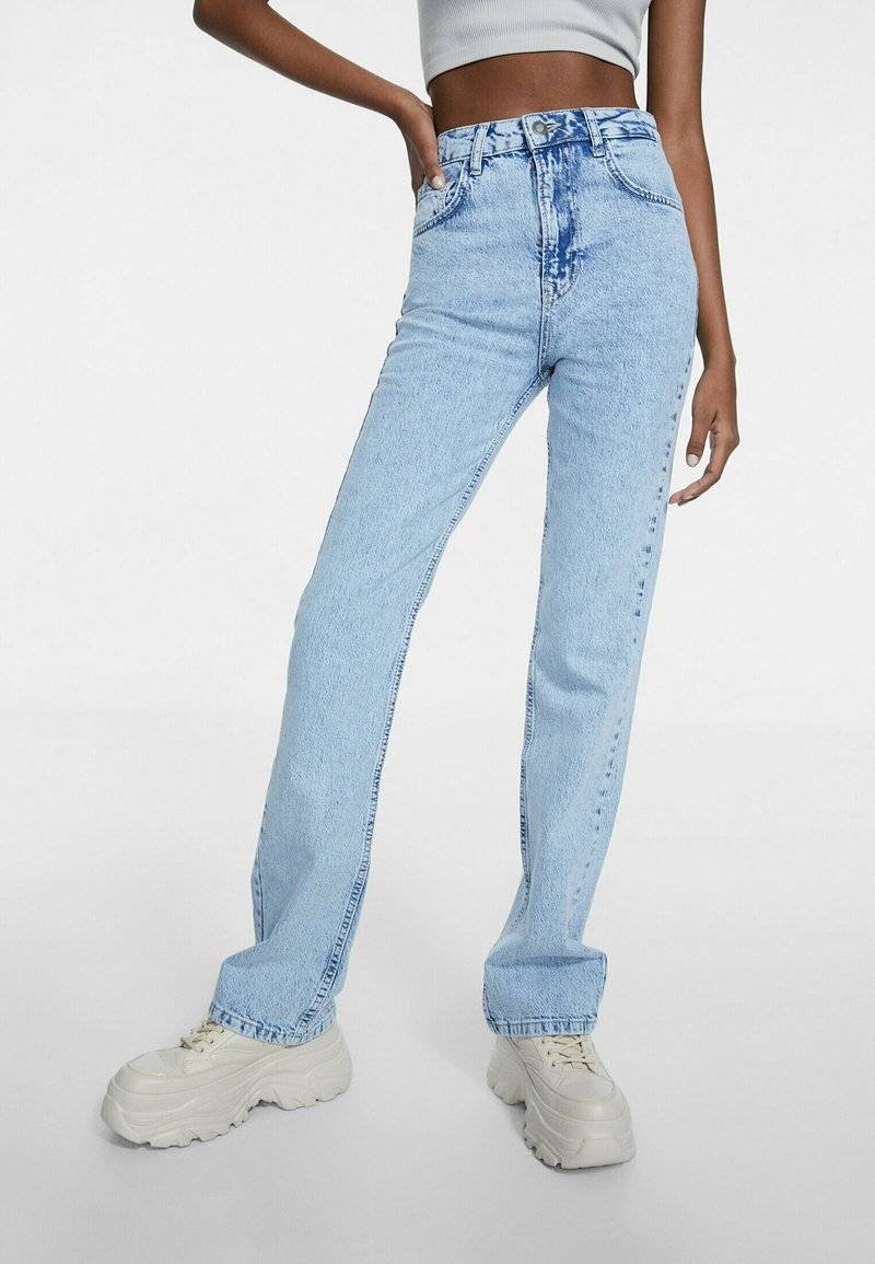 Stradivarius Stradivarius BEQUEME - Bootcut jeans - blue denim Vierteljährliche Förderung