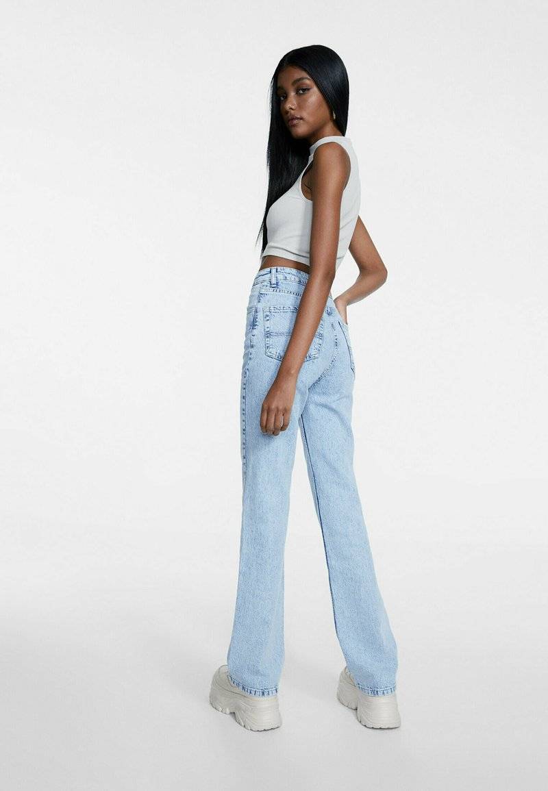 Stradivarius Stradivarius BEQUEME - Bootcut jeans - blue denim Vierteljährliche Förderung