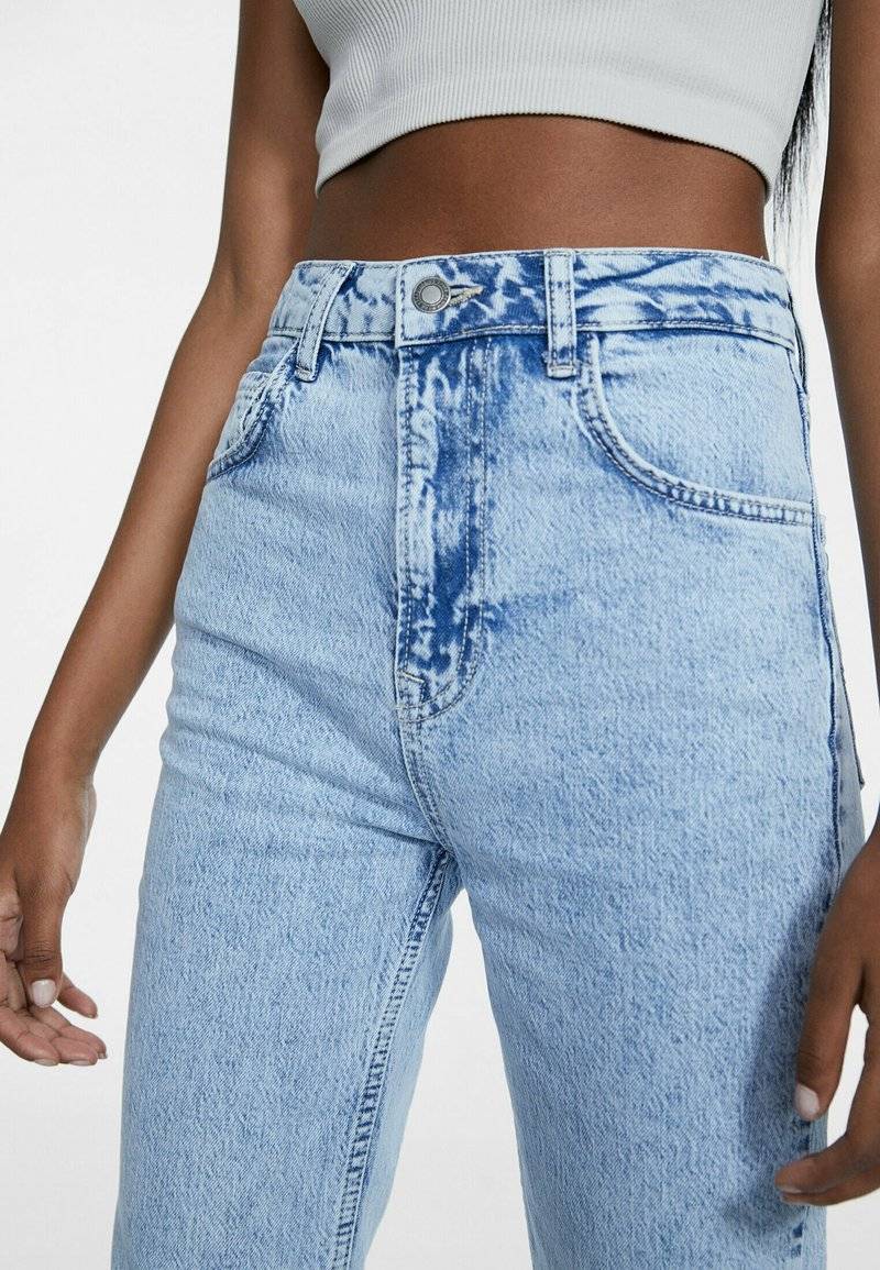 Stradivarius Stradivarius BEQUEME - Bootcut jeans - blue denim Vierteljährliche Förderung