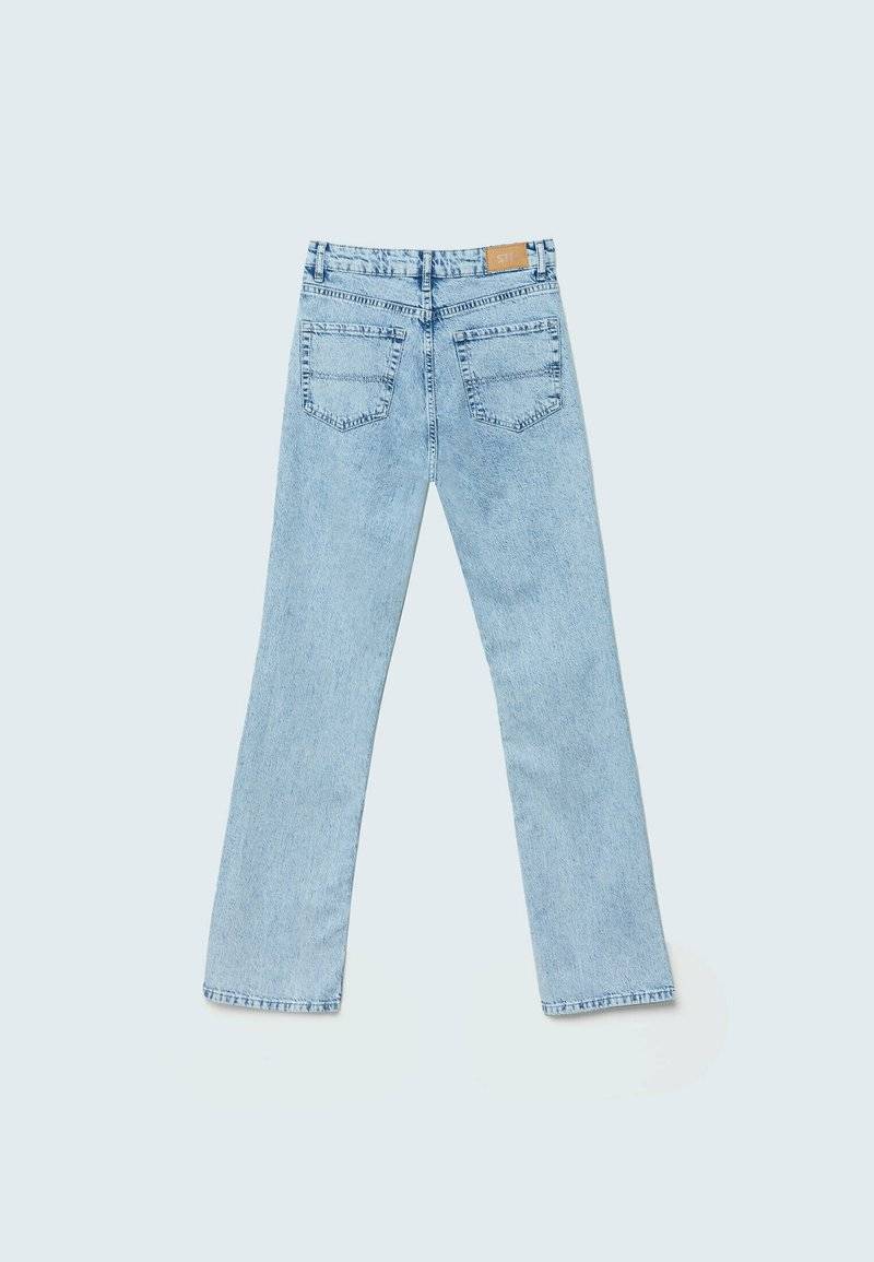 Stradivarius Stradivarius BEQUEME - Bootcut jeans - blue denim Vierteljährliche Förderung