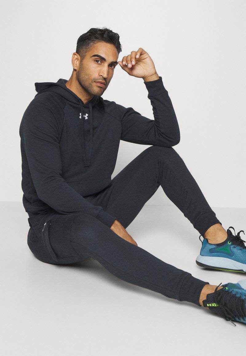 Under Armour Under Armour RIVAL HOODIE - Hoodie - black Osterangebot