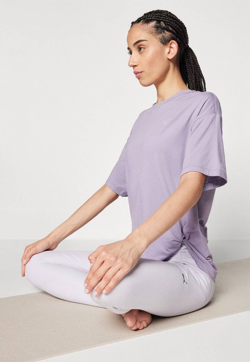 Puma Puma STUDIO TWIST TEE - Sports T-shirt - pale plum Große Rabatte