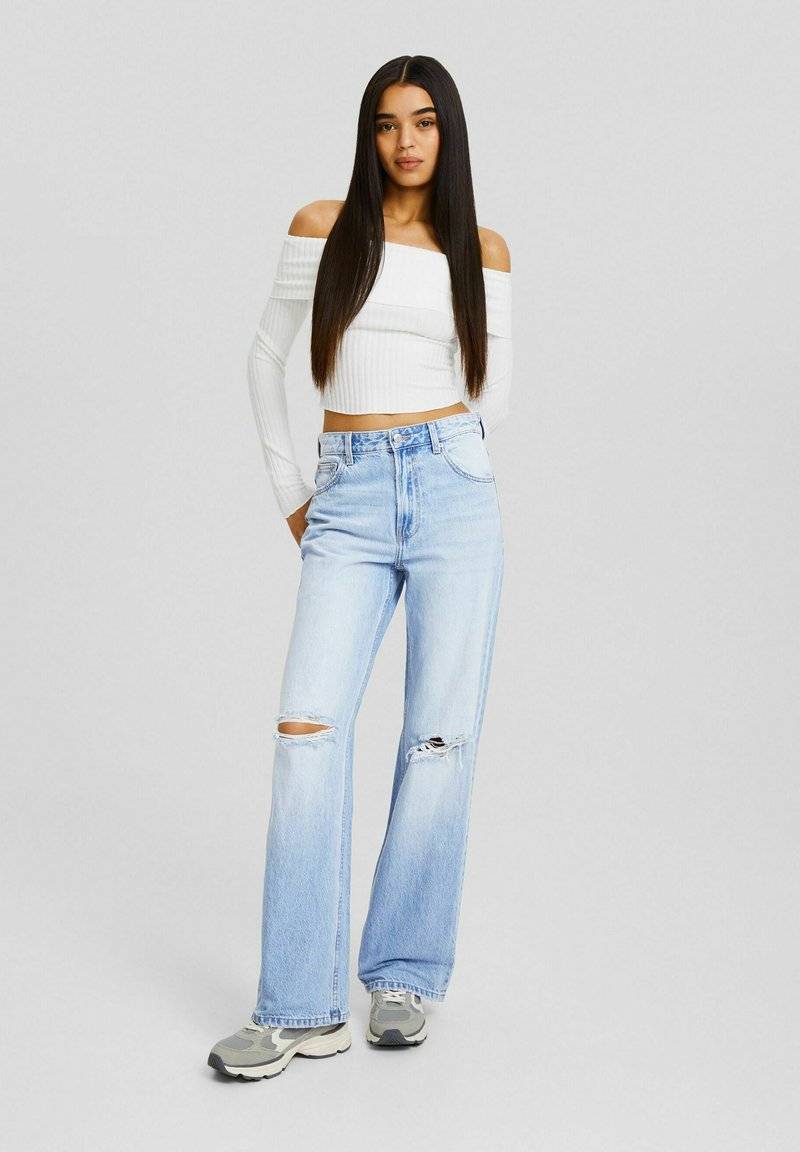 Bershka Bershka WIDE-LEG RIPPED - Flared Jeans - light blue denim Nur für heute