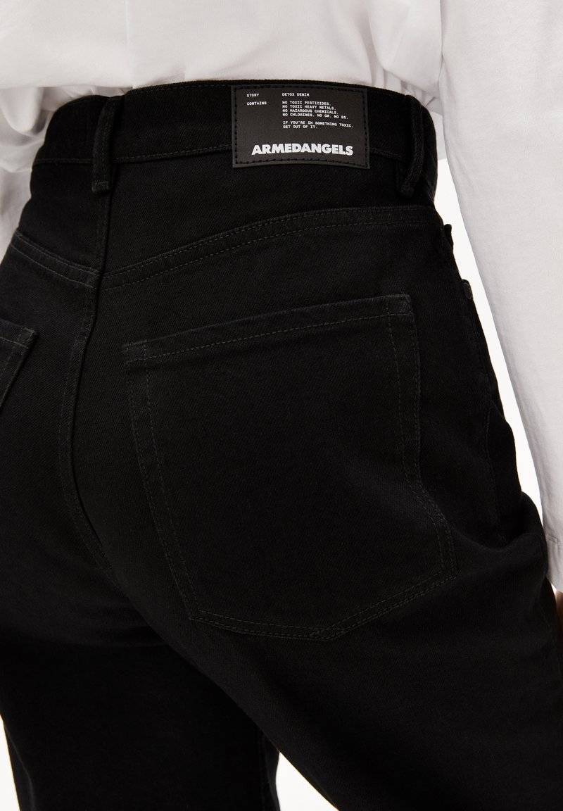 ARMEDANGELS ARMEDANGELS MAIRAA - Straight leg jeans - rinse black zollfrei