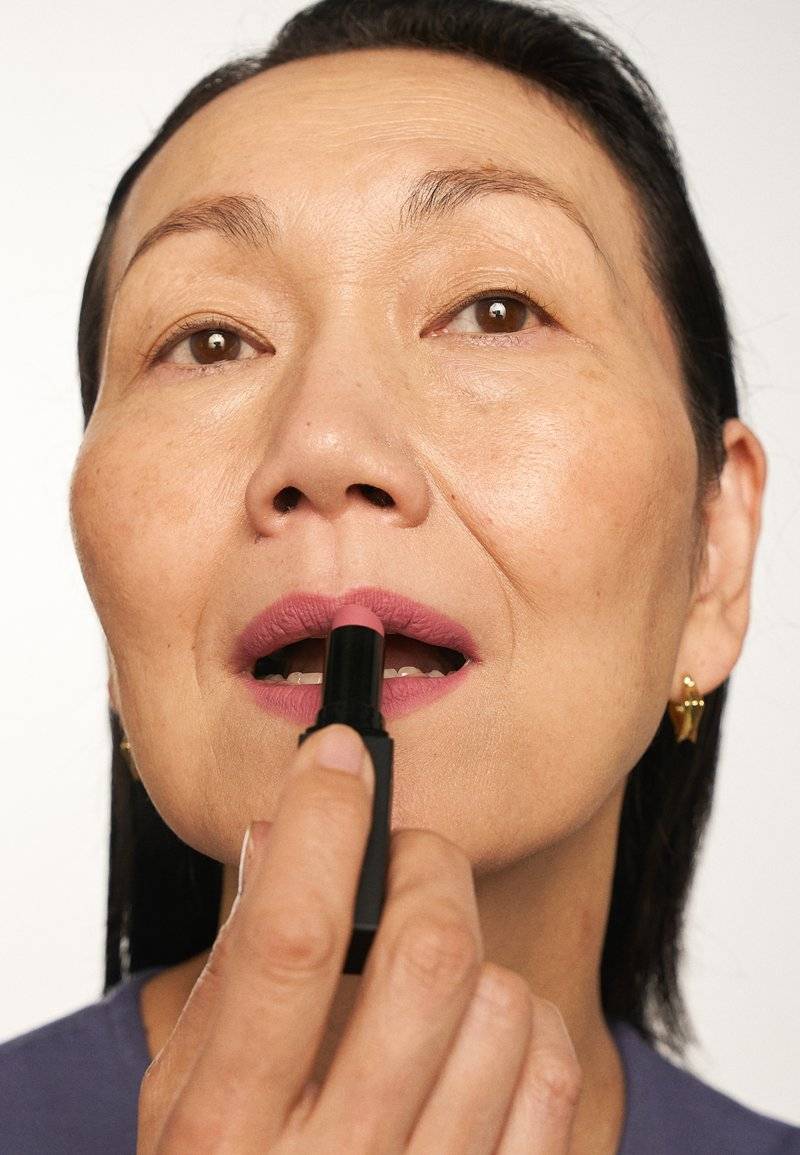 Revlon Revlon LIPSTICK COLORSTAY SUEDE INK - Lipstick - that girl Saisonschlussverkauf