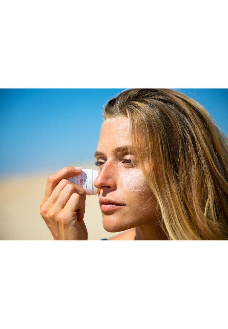 EQ EQ COLORED SUNSTICKS SPF 50+ - Sun protection - golden Weihnachtsangebot