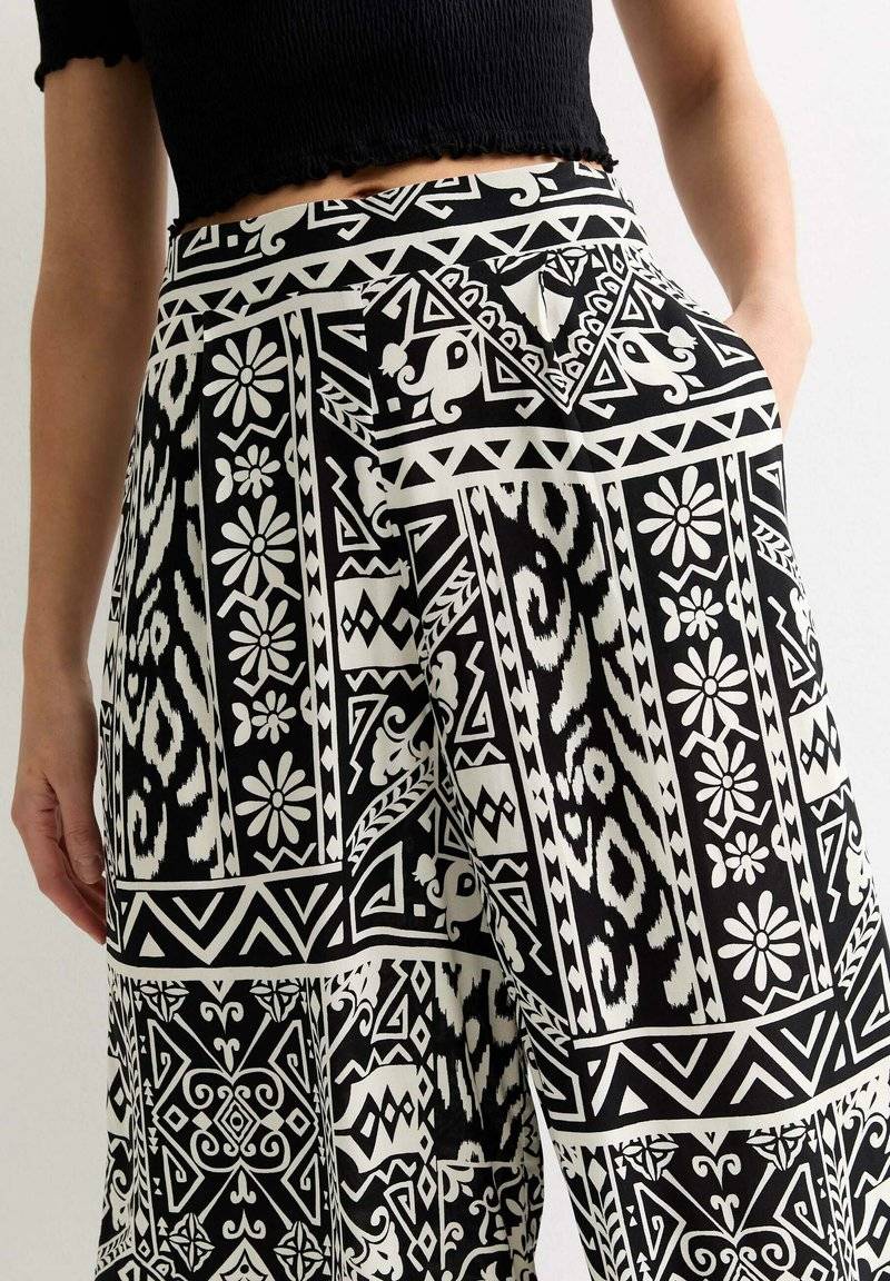 New Look New Look FOLK CROPPED - Trousers - black pattern Fabrikladen