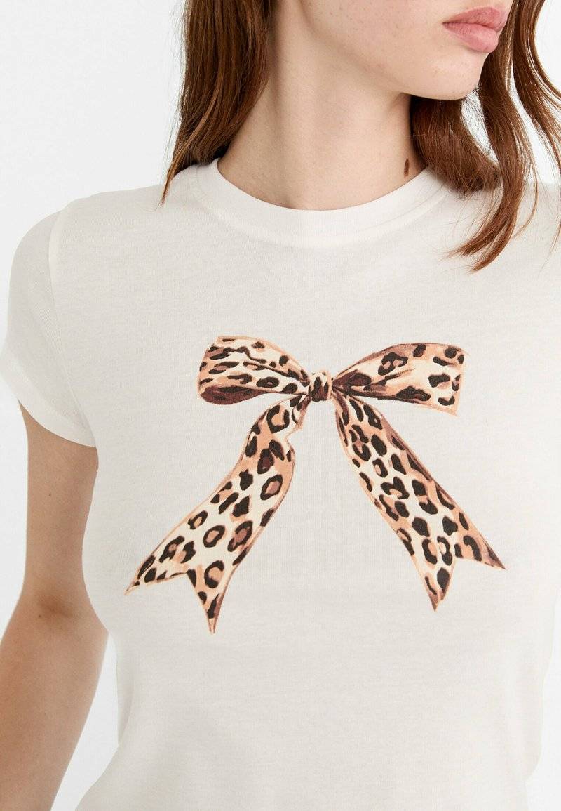 Stradivarius Stradivarius WITH LEOPARD BOW 06613283 - Print T-shirt - beige JETZT KAUFEN