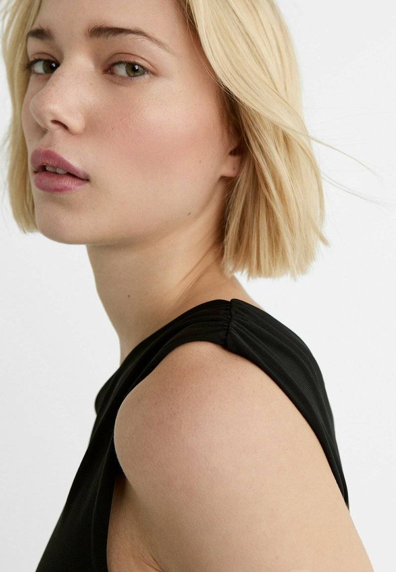 Stradivarius Stradivarius ASYMMETRIC CROP WITH GATHERED DETAIL - Top - black Nur noch ein Tag übrig