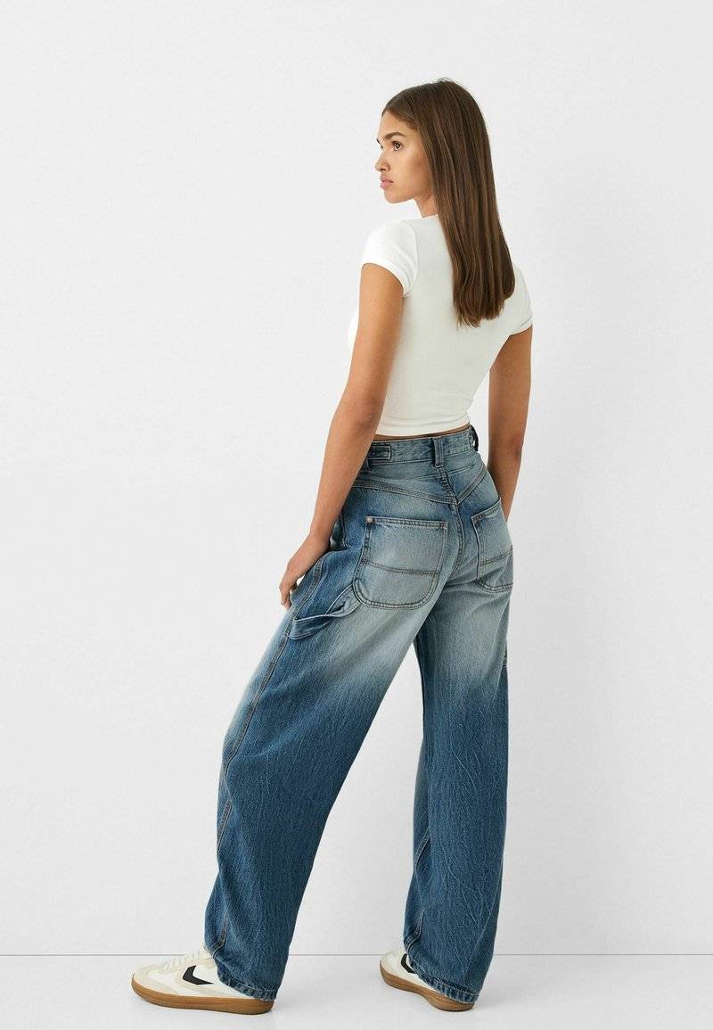 Bershka Bershka WIDE BALLOON CARPENTER - Relaxed fit jeans - light blue denim Speichern exportieren