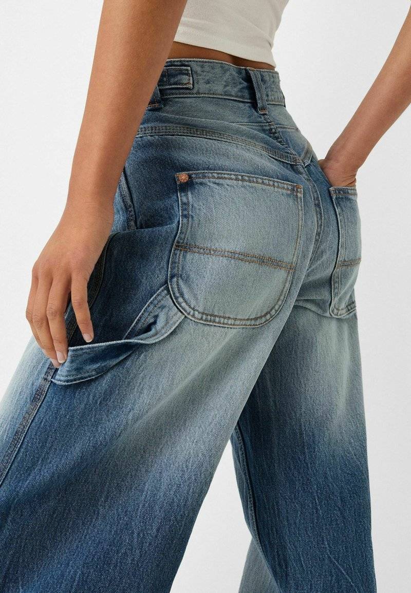 Bershka Bershka WIDE BALLOON CARPENTER - Relaxed fit jeans - light blue denim Speichern exportieren