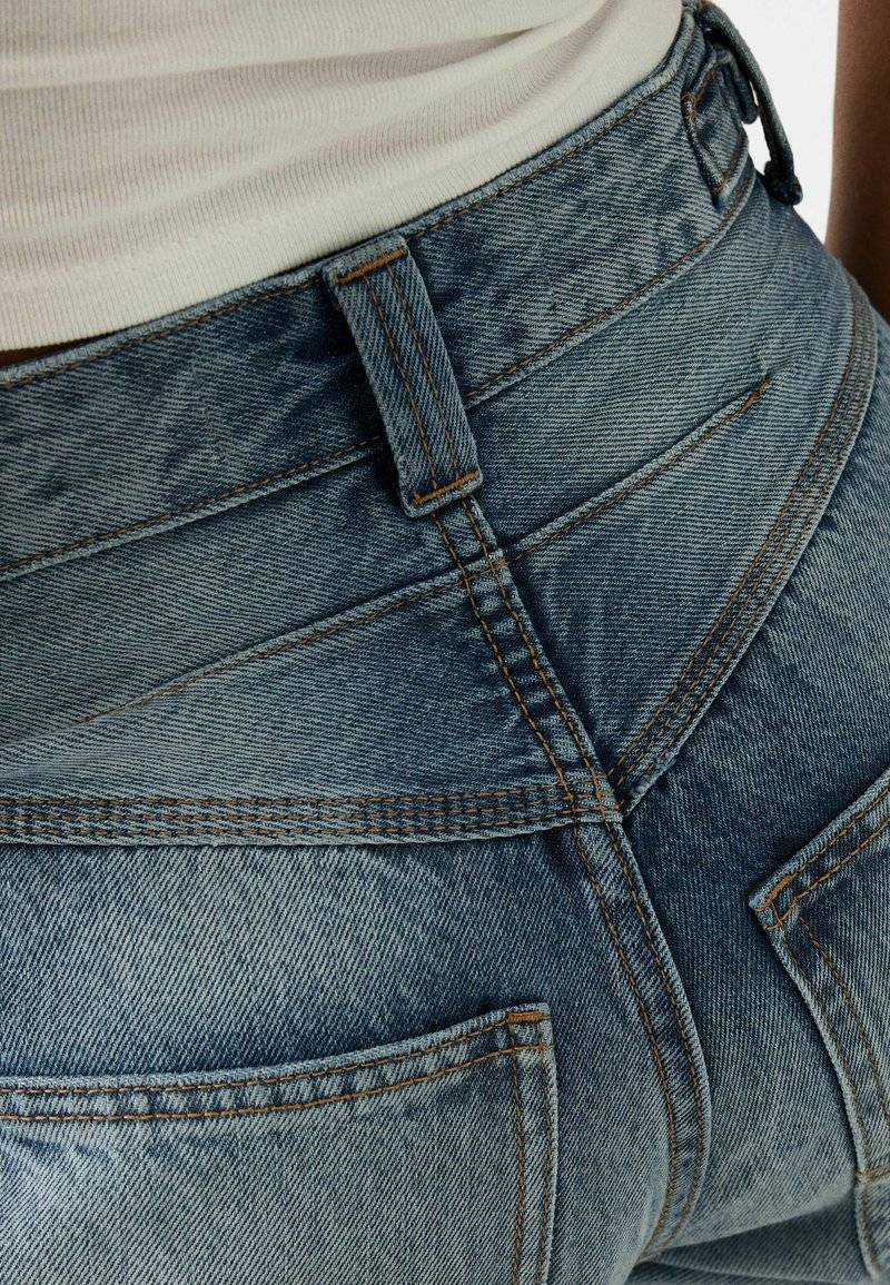 Bershka Bershka WIDE BALLOON CARPENTER - Relaxed fit jeans - light blue denim Speichern exportieren