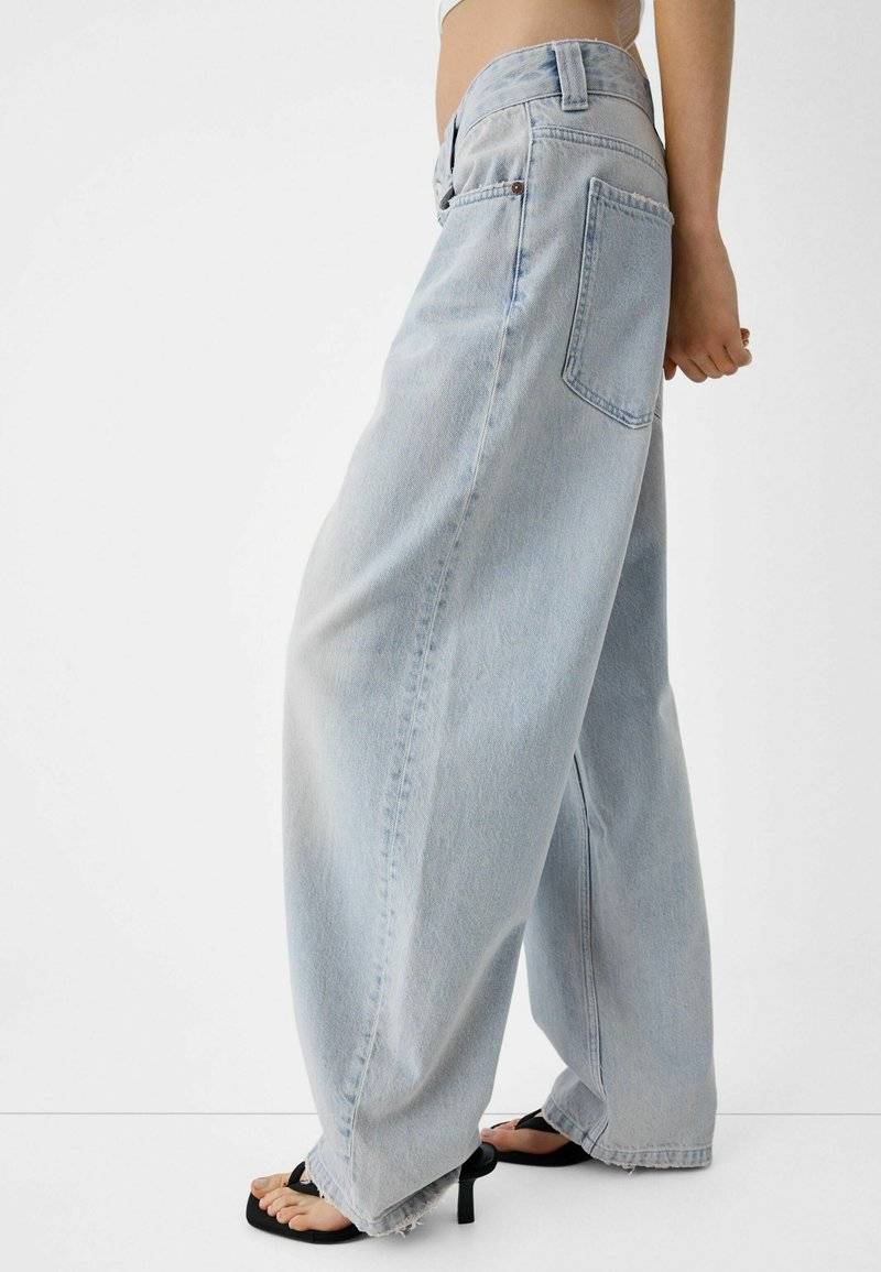 Bershka Bershka BALLOON FIT - Relaxed fit jeans - light blue Rabatte dieses Monats