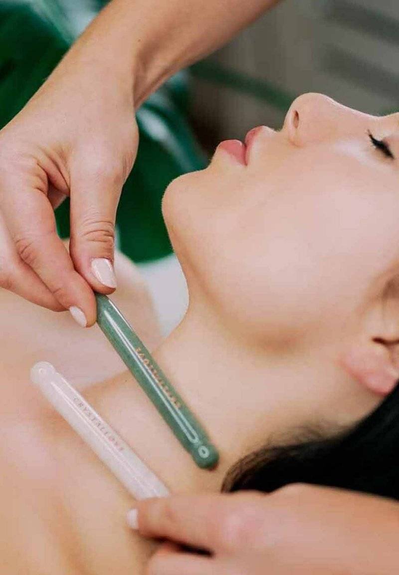 CRYSTALLOVE CRYSTALLOVE AVENTURINE POINT MASSAGER GUA SHA - Skincare tool - zielony Schlussverkauf