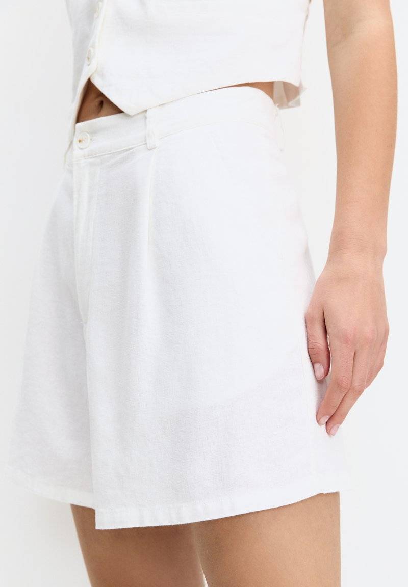 PULL&BEAR PULL&BEAR RUSTIC - BERMUDA - Shorts - white Angebote