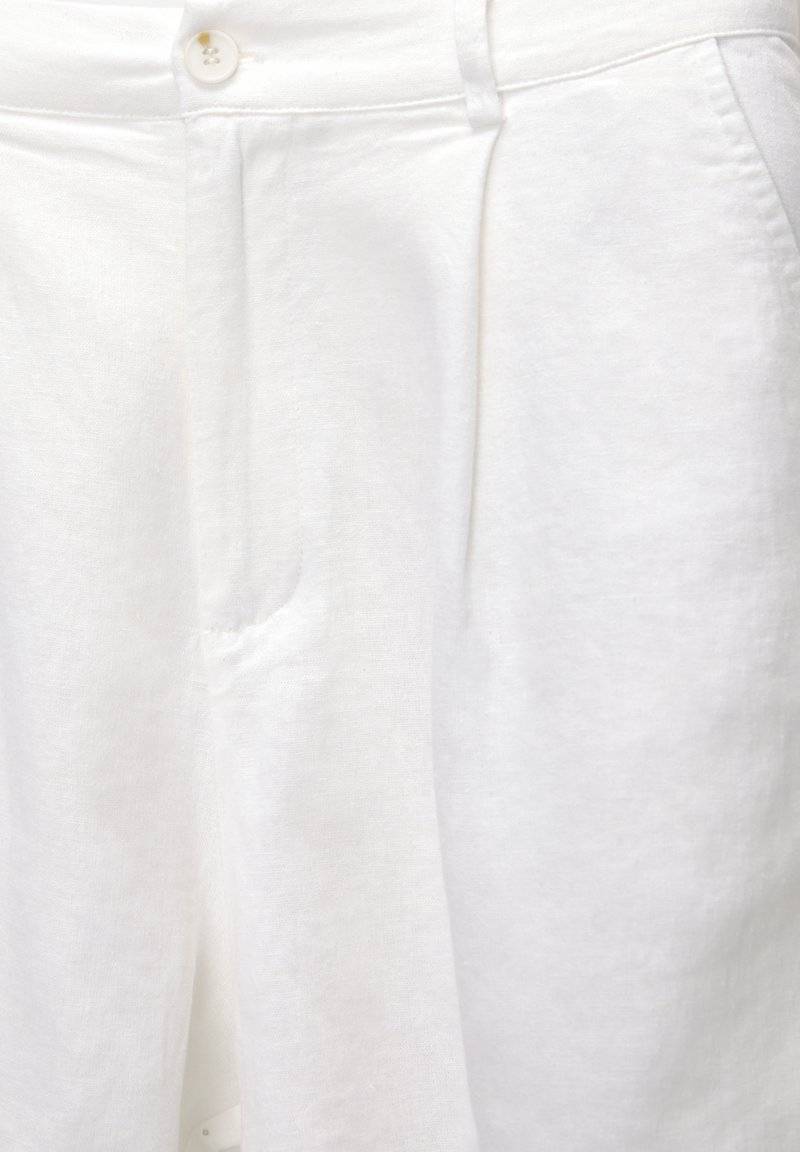 PULL&BEAR PULL&BEAR RUSTIC - BERMUDA - Shorts - white Angebote