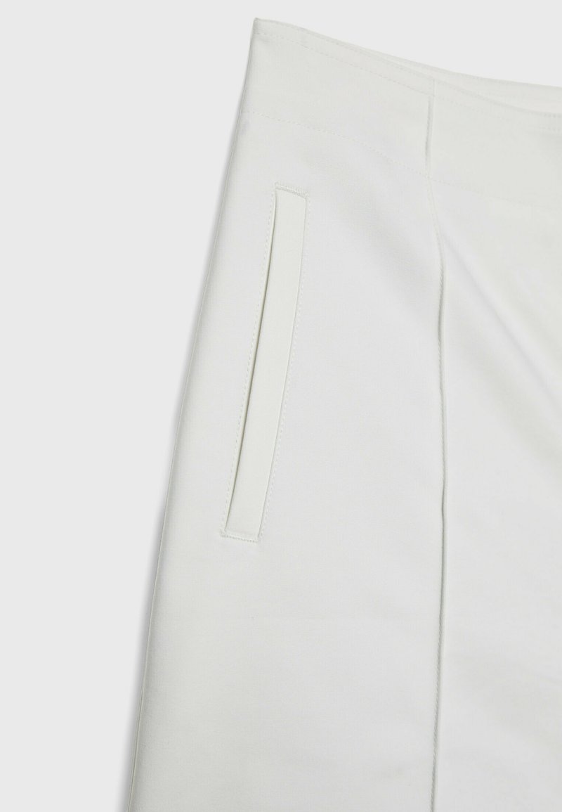 Stradivarius Stradivarius SMART WITH SEAM DETAIL - Shorts - white Hotsell