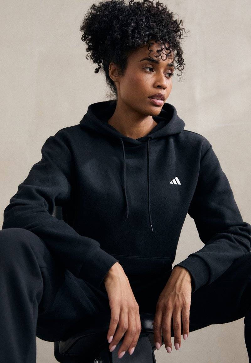 adidas Sportswear adidas Sportswear ESSENTIALS SMALL LOGO FEEL COZY HOODIE - Hoodie - black