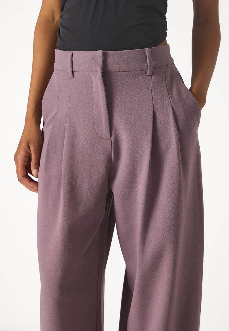 MSCH Copenhagen MSCH Copenhagen MIRABELLE MICHELLE PLEAT - Trousers - black plum Fabrik Onlineshop