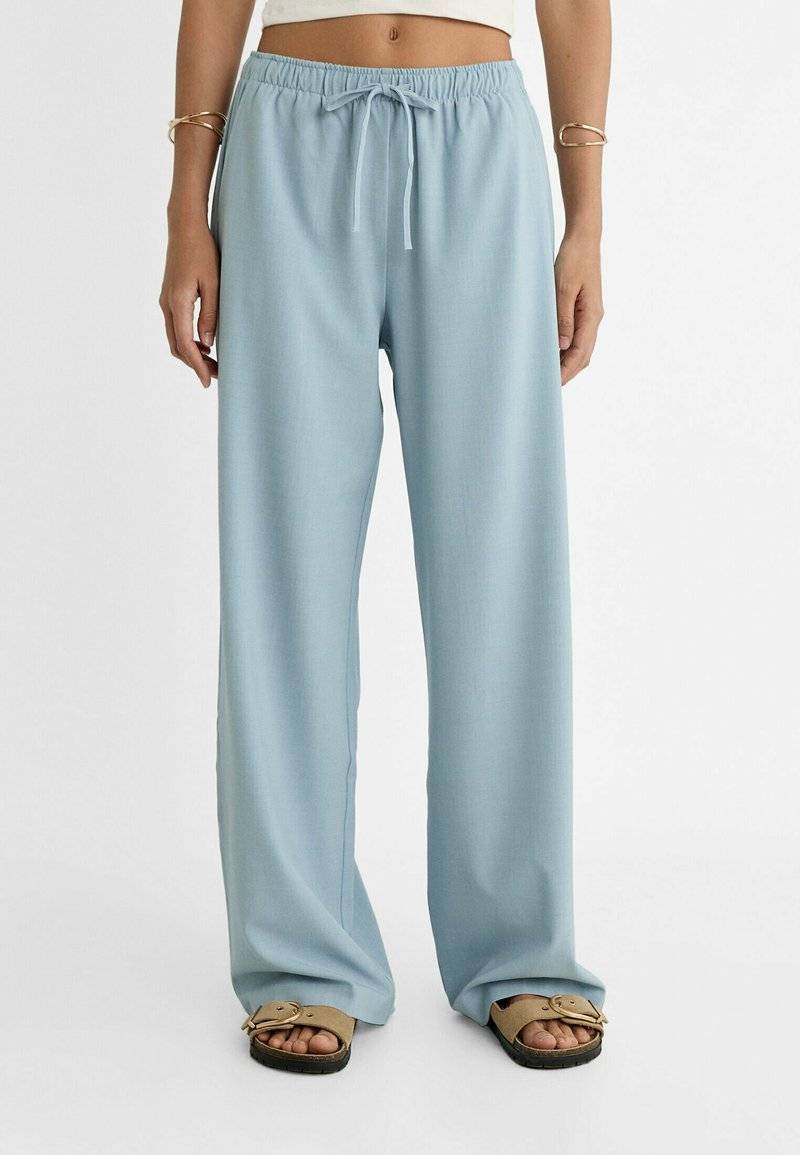 Stradivarius Stradivarius LONG FLOWING - Trousers - light blue