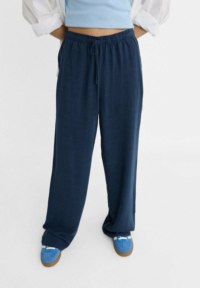 Stradivarius Stradivarius FLOWY - Trousers - dark blue