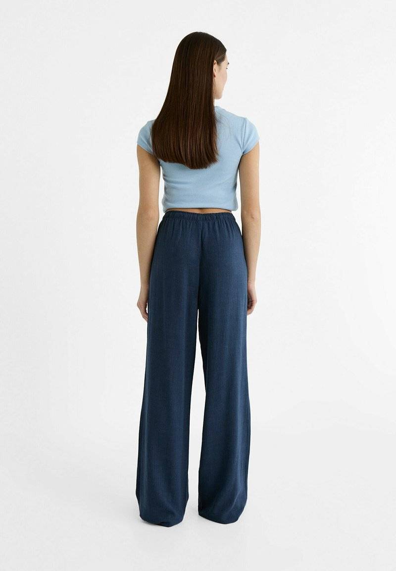 Stradivarius Stradivarius FLOWY - Trousers - dark blue Riesige Rabatte